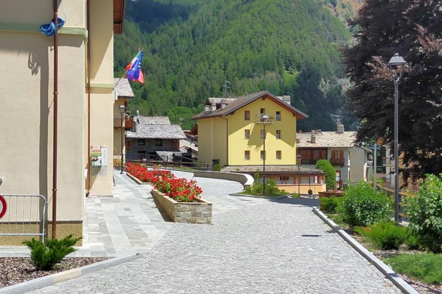 Piazza Municipio  Reading in the mountains: The dark hollow