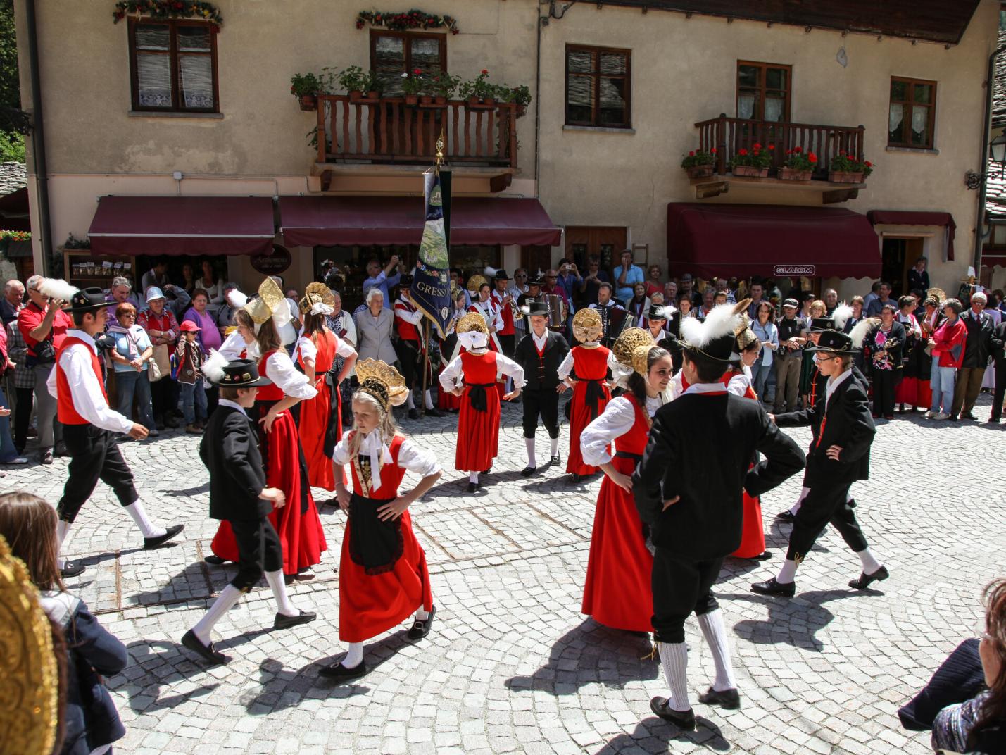 Performance of the folk group "Greschòneyer Trachtengruppe"