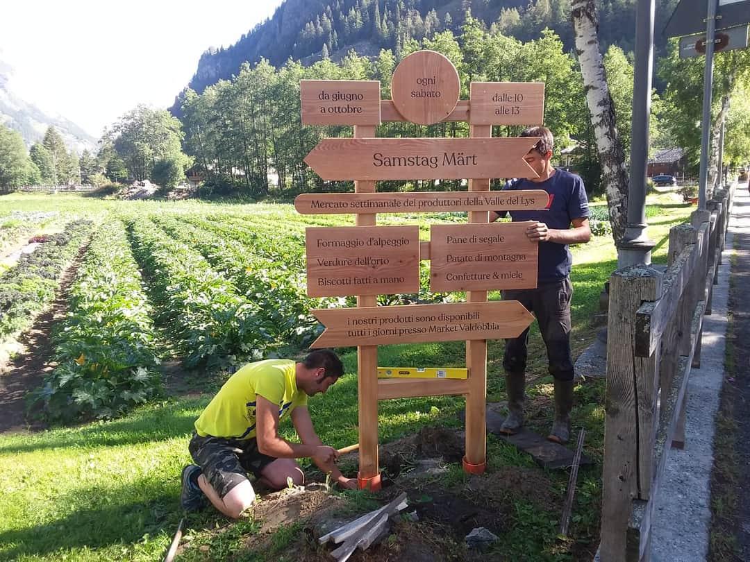 Mercato ortofrutticolo a km 0 presso l'orto di Zer Miele