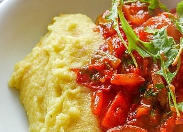 Distribuzione di polenta e peperonata - "Insula Platea 1° Maius"