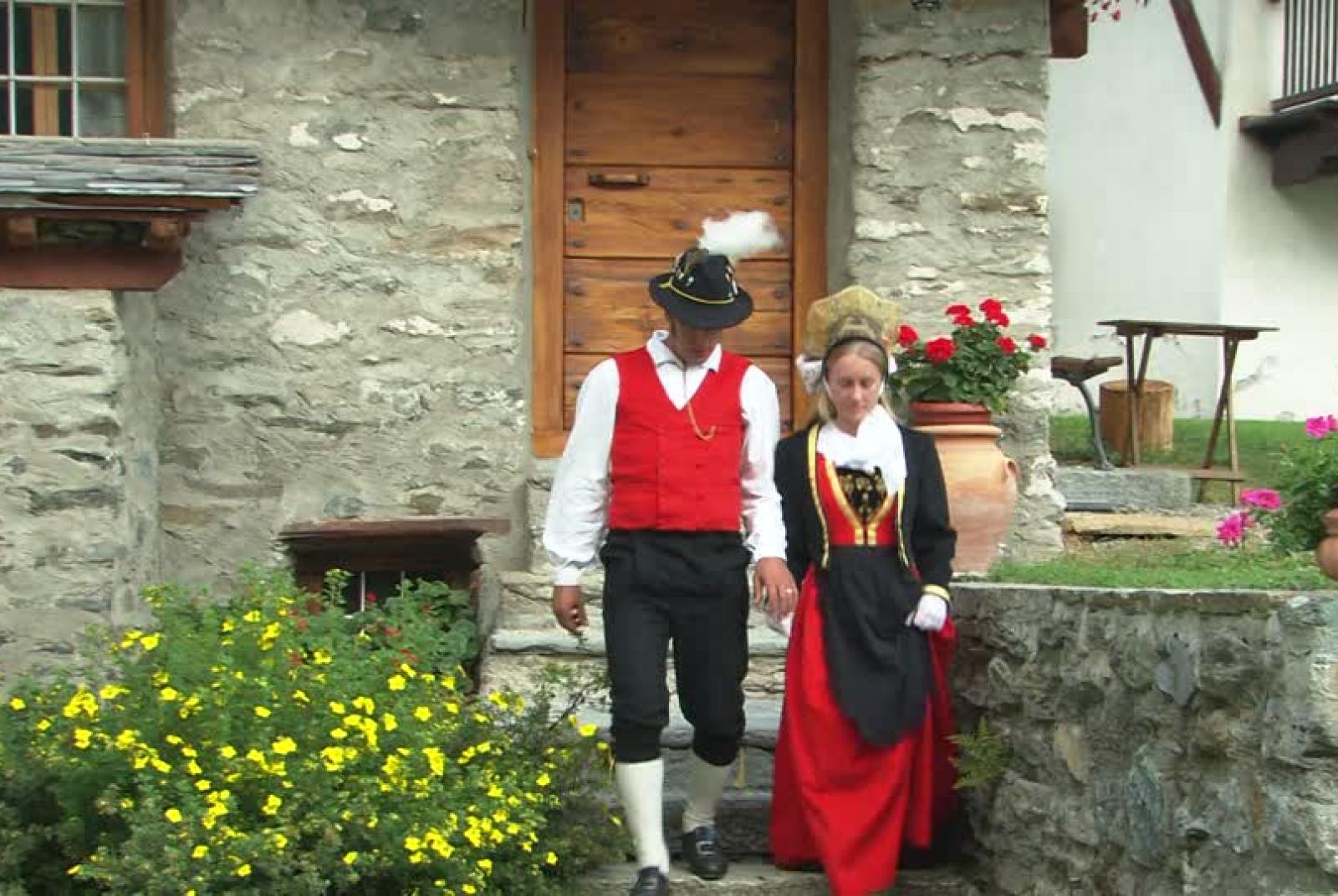 Esibizione del gruppo folkloristico di Gressoney "Greschòney Trachtengruppe"