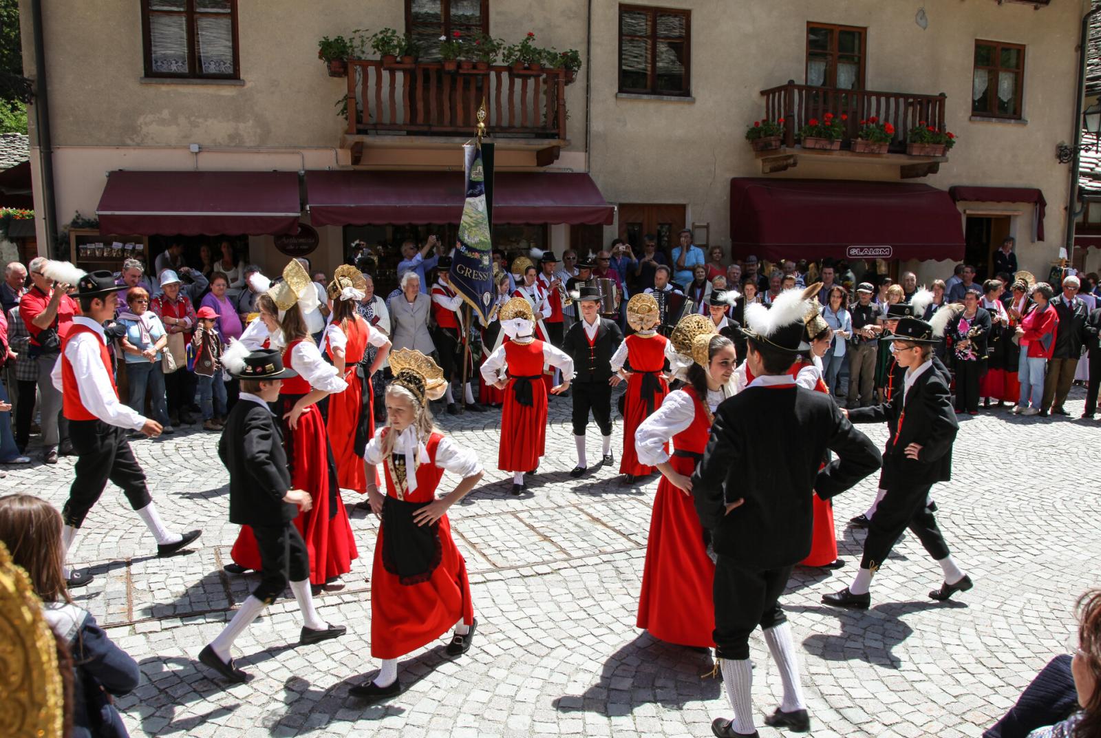 Esibizione del gruppo folkloristico di Gressoney "Greschòneyer Trachtengruppe"